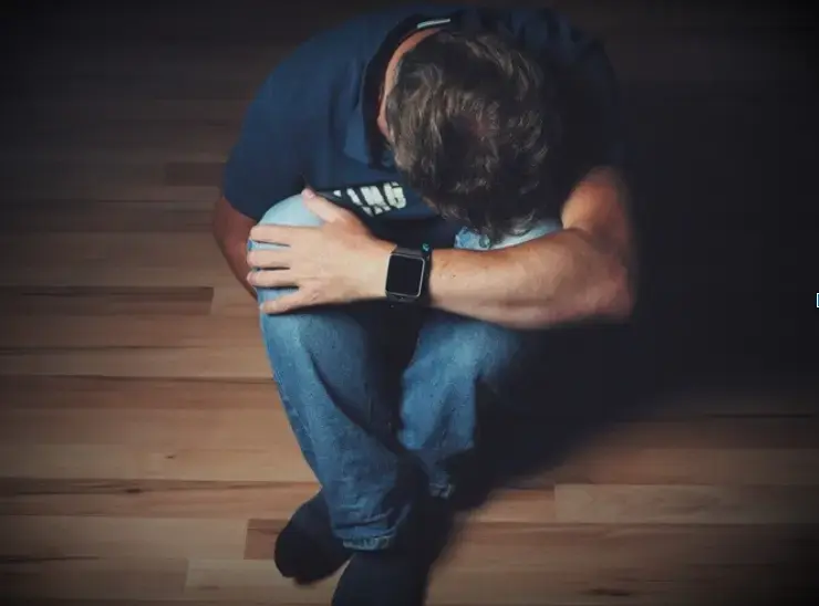treating-anxiety-and-addiction-new-jersey man struggling with anxiety and addiction seeking treatment and support