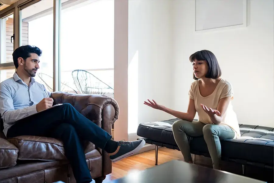 motivational-interviewing-strategies therapist using motivational interviewing with patient