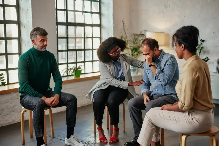 group session on polysubstance abuse treatment guided by therapist