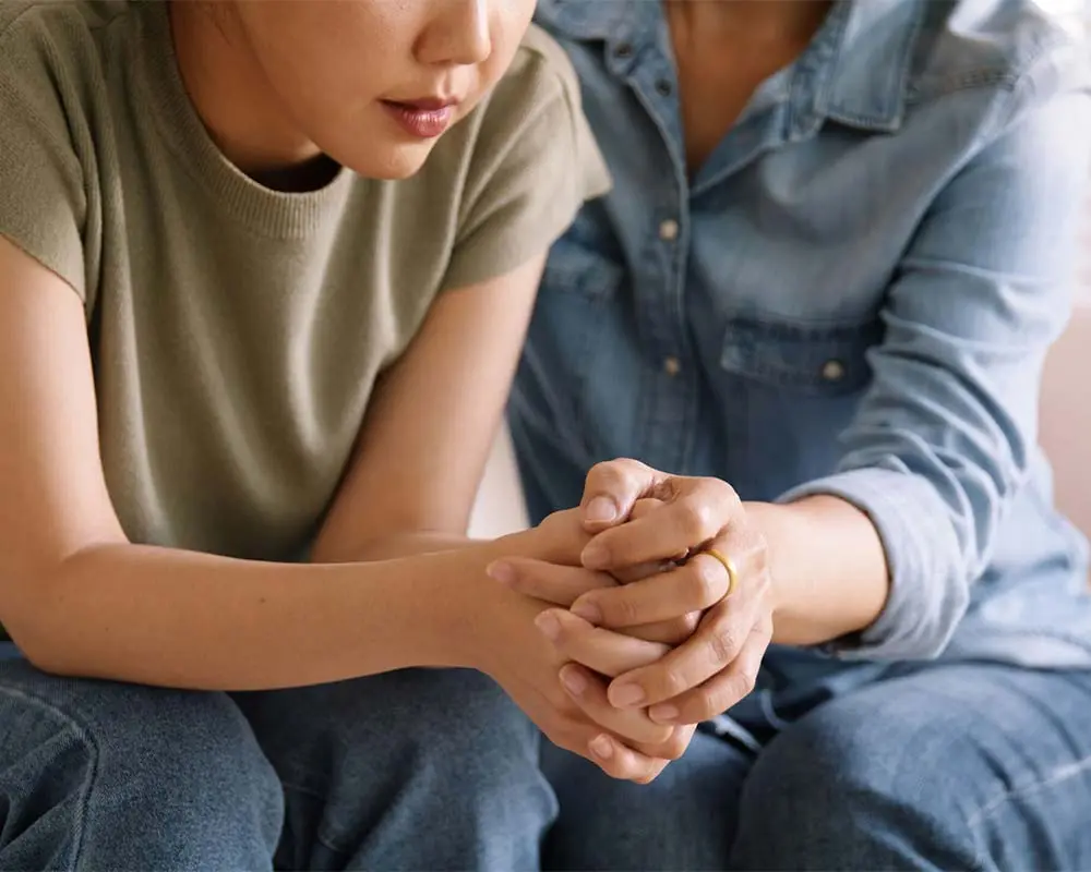 parsippany-drug-alcohol-rehab therapist supporting woman during addiction rehab in Parsippany, NJ