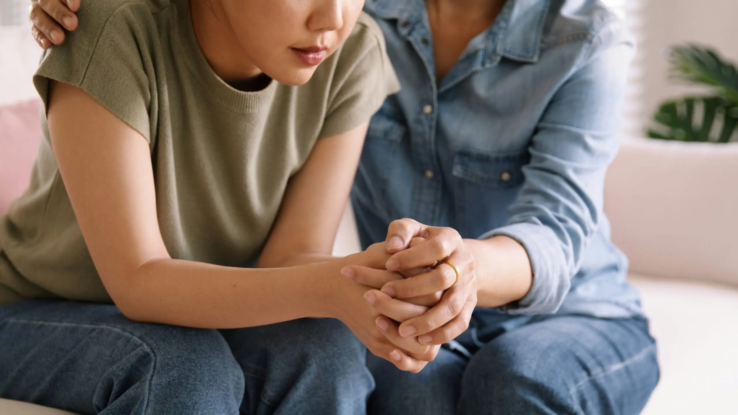 parsippany-drug-alcohol-rehab therapist supporting woman during addiction rehab in Parsippany, NJ