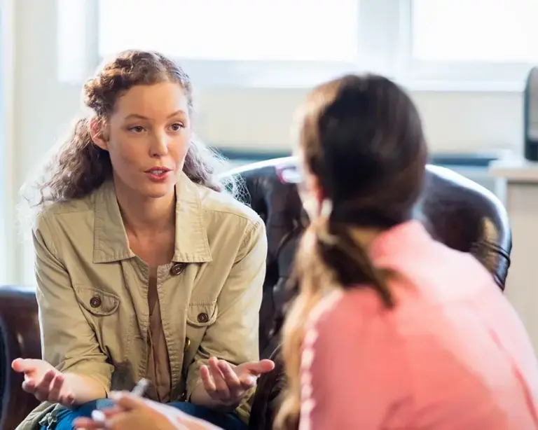 dual-diagnosis-treatment-center therapist explaining benefits of dual diagnosis treatment for recovery