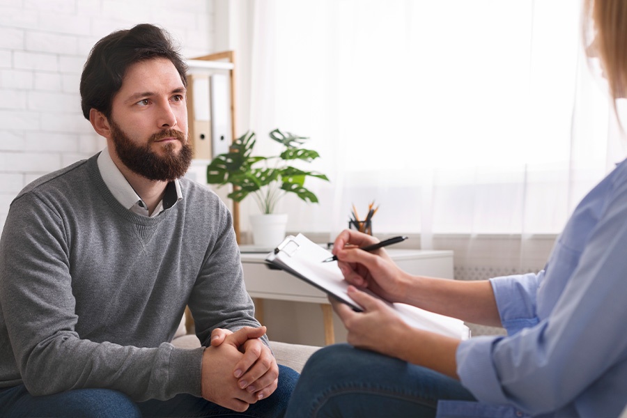 therapist explaining the signs of heroin eyes